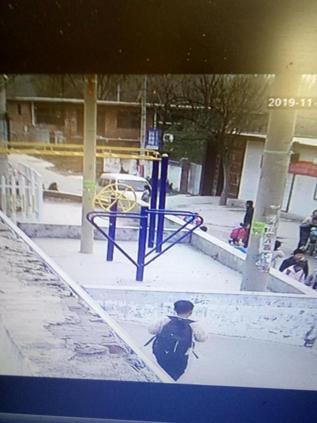 老师在生死关头17秒救下学生,生死关头老师救学生