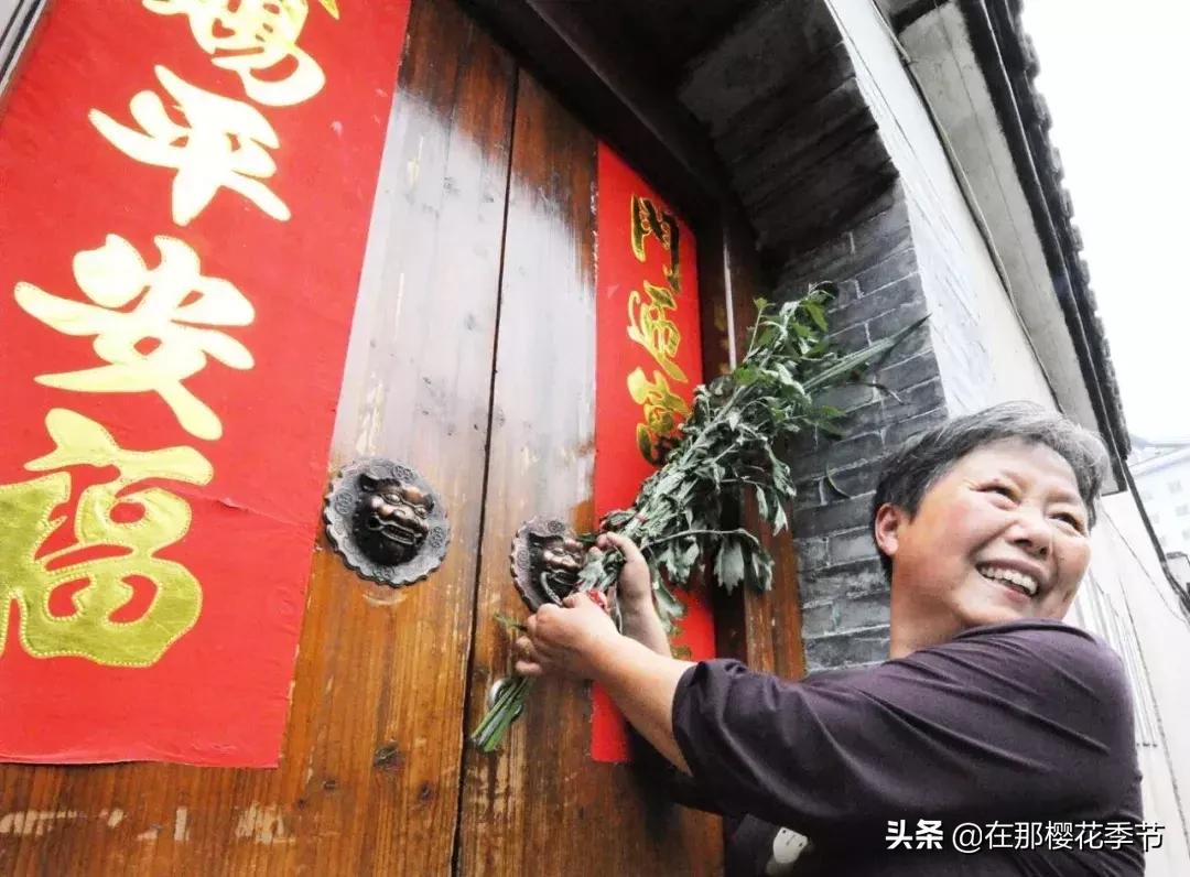 一位客家妈妈用艾草煮水给儿子洗澡，结果万万没想到.