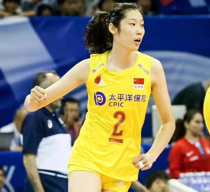 河南农村女孩，靠打排球，年薪超千万，逆袭成女排队长、奥运冠军