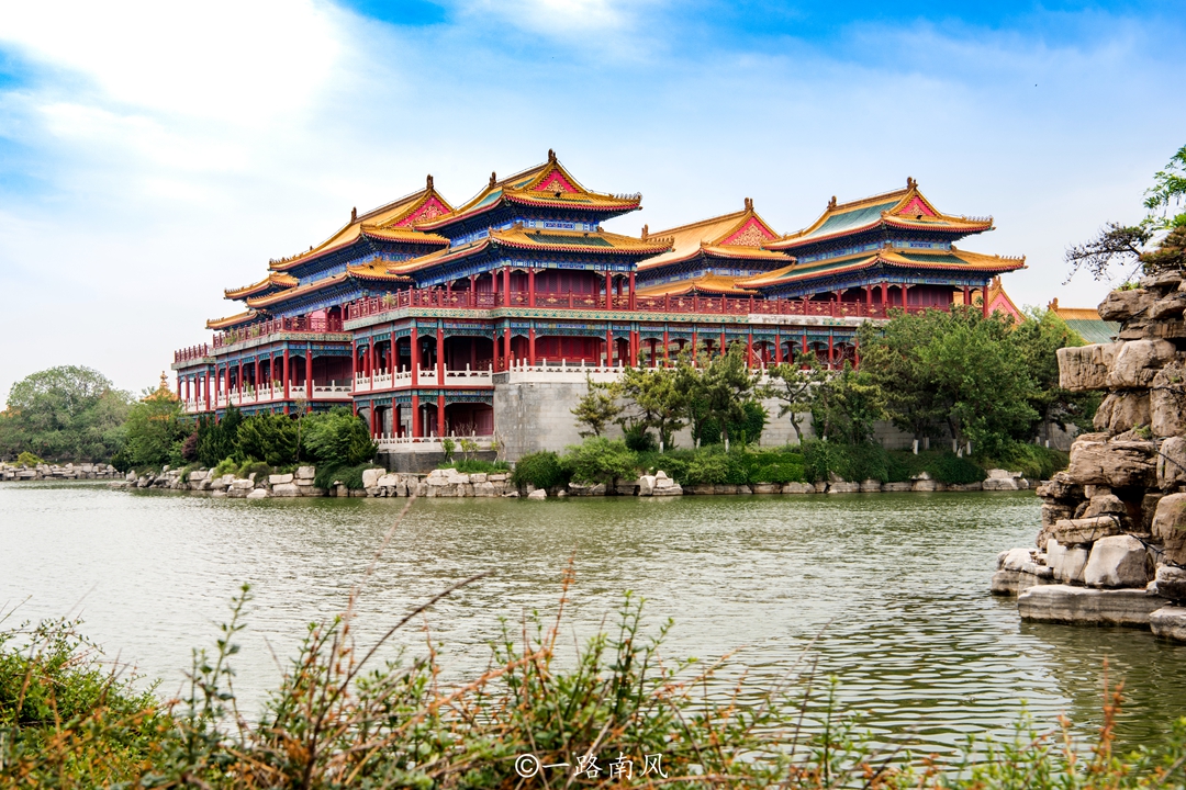 山东蓬莱有“三座仙山”,流传着长生不老药的传说,游客如入秘境