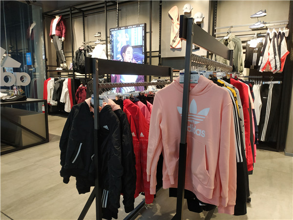 我们今儿来到蚌埠万达，逛了逛帮阿迪耐克卖鞋的滔搏运动城