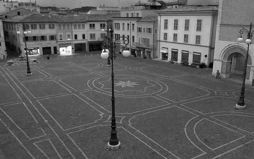 街头监控拍下天使救人,监控拍到国外街头的视频