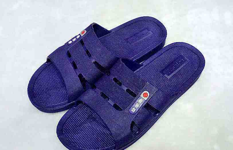 拖鞋黑黑的污垢是什么物质,拖鞋的污垢怎么才能刷干净