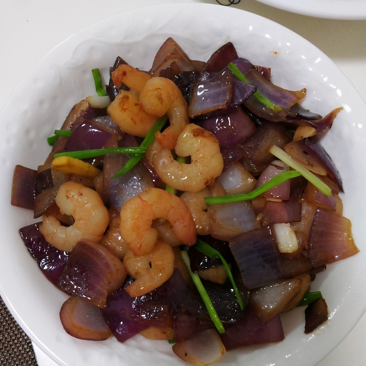 洋葱炒虾仁怎么做好吃又简单,洋葱炒虾仁怎么做简单又好吃