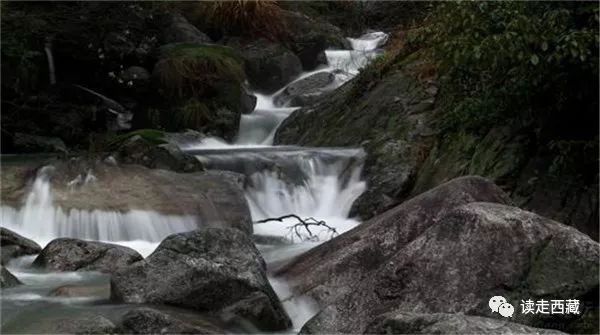 走青藏线翻越唐古拉山来到拉萨,西藏工布江达县的山脉