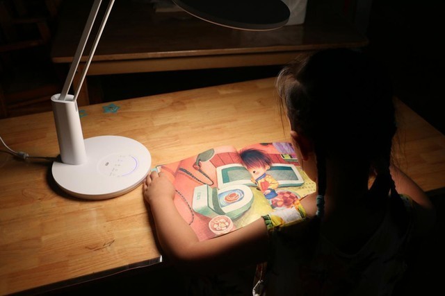 辟谣黄灯闪烁不允许闯,孩子晚上学习时灯光照度标准