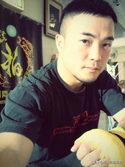 他为了一个机会，下跪争取，奈何“尊严不值钱”，靠拳头打出名堂