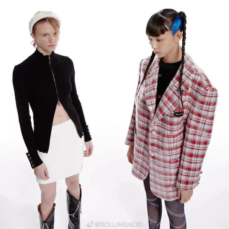 22W劳力士，热巴选择配百元包包出街