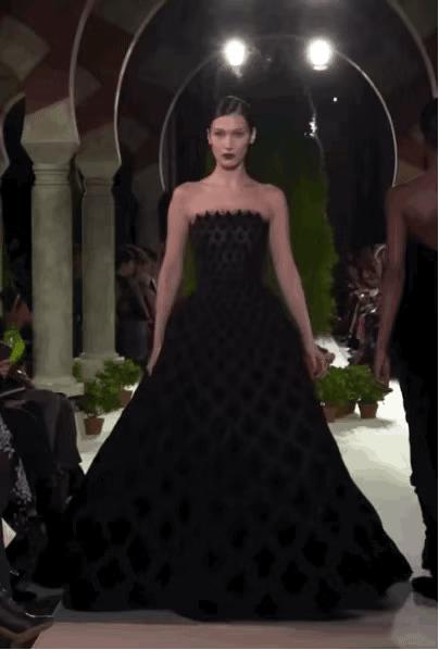 超模bellahadid现场喷制礼服,bellahadid变身复古摩登女郎