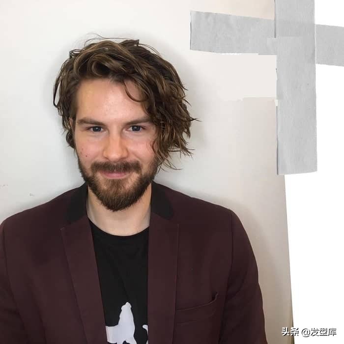 椭圆脸型发型图片大全,60岁女式椭圆脸型适合什么发型