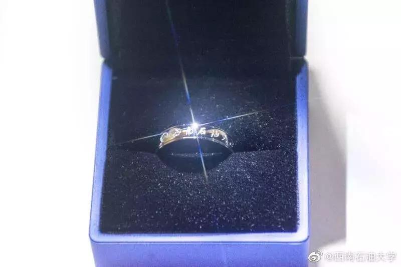 高校定制17000枚戒指送毕业生,硬核大学开学送戒指