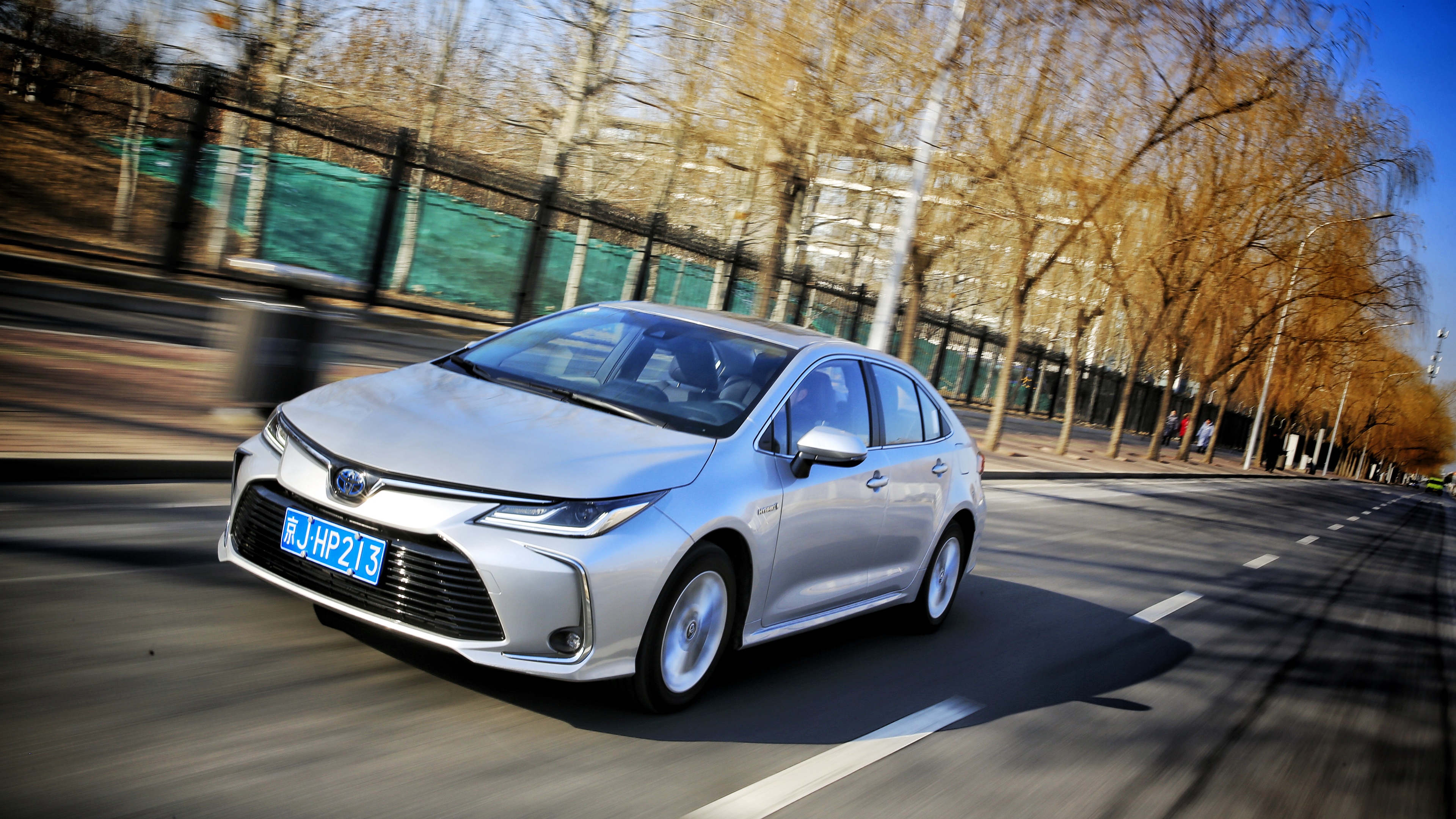 2020款卡罗拉双擎精英版试驾视频,卡罗拉双擎天青石2019款试驾