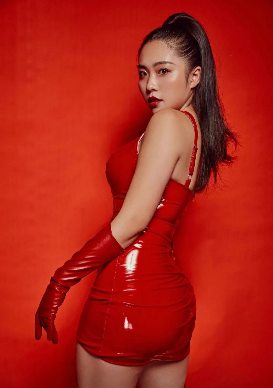 四川护士脱掉制服，却遭网友炮轰：现在的护士真会玩？