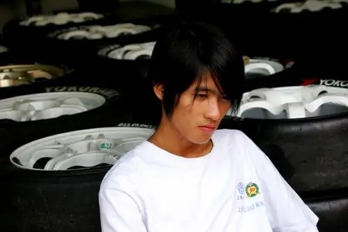 追着梦还把钱赚了！韩寒以前在争议中成名，如今在平静中发大财