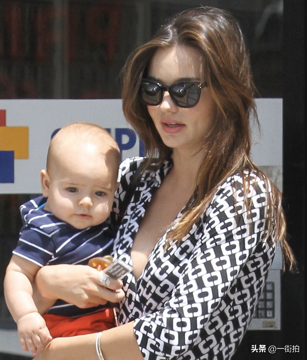 米兰达可儿儿子小开花出街照片,米兰达可儿10岁长子胖成球