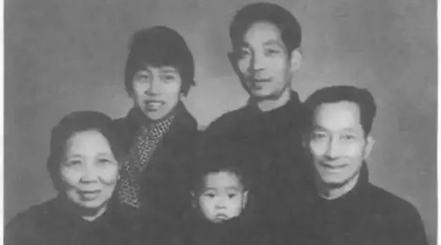 “闪婚”英语怎么说?跟flash闪电有关吗?