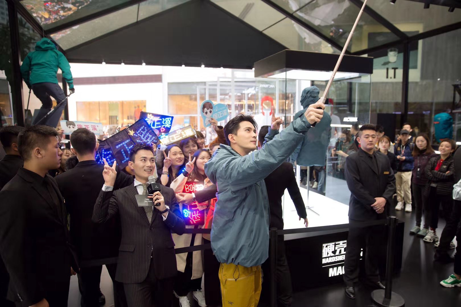 李佳琦和徐正溪一起买菜？“户外爱马仕”始祖鸟这回玩的超硬核