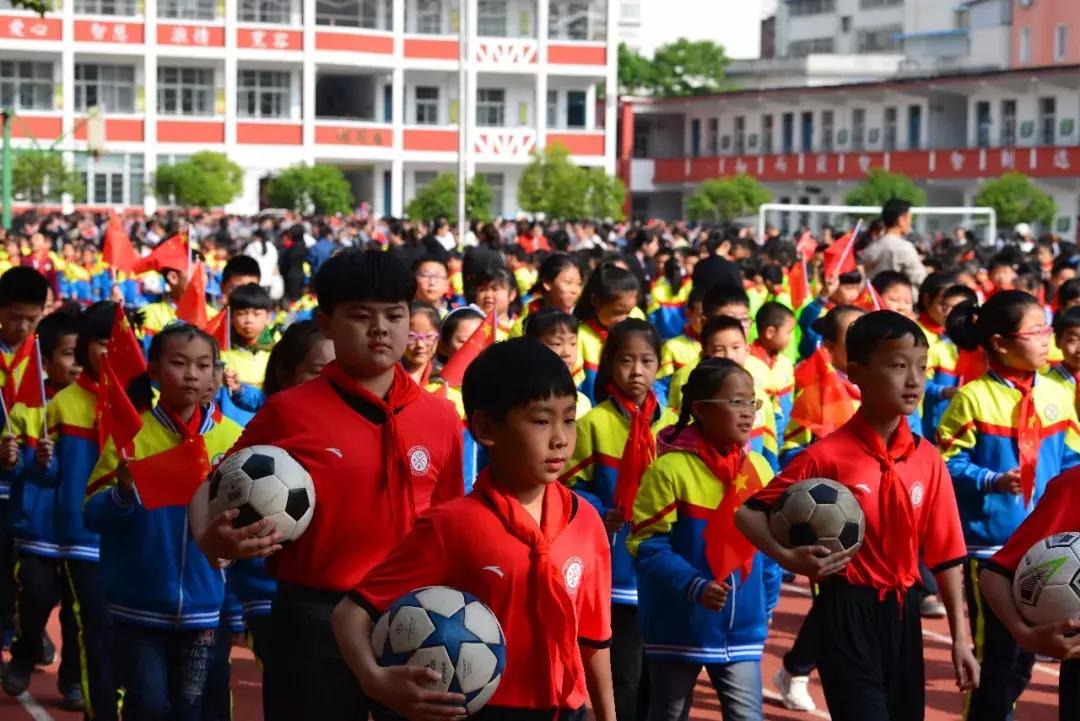 绿茵草地挥斥方遒阳光体育梦圆今朝