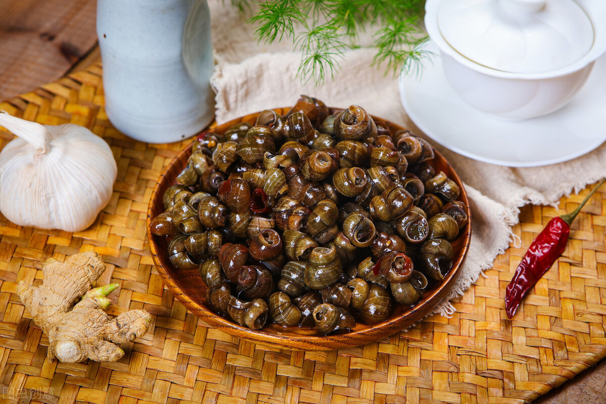 洗田螺的时候水溅眼里了,小田螺怎么吐泥沙最快最干净