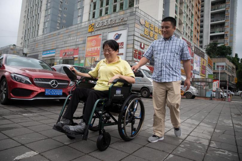 「真实故事」我们是残疾人,在深圳大芬村画画,有一天要做中国梵高