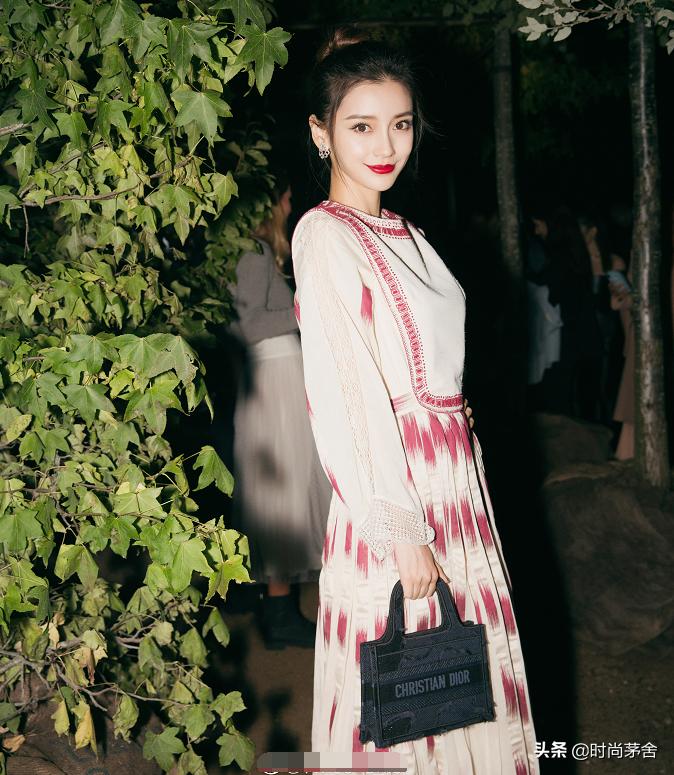 baby看表演,baby身穿绿色闪光裙搭配翅膀造型