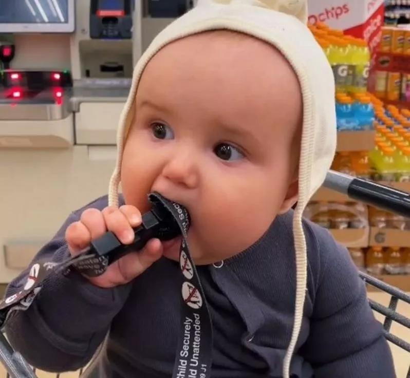 妈妈让宝宝吃红薯泥,妈妈让孩子吃土