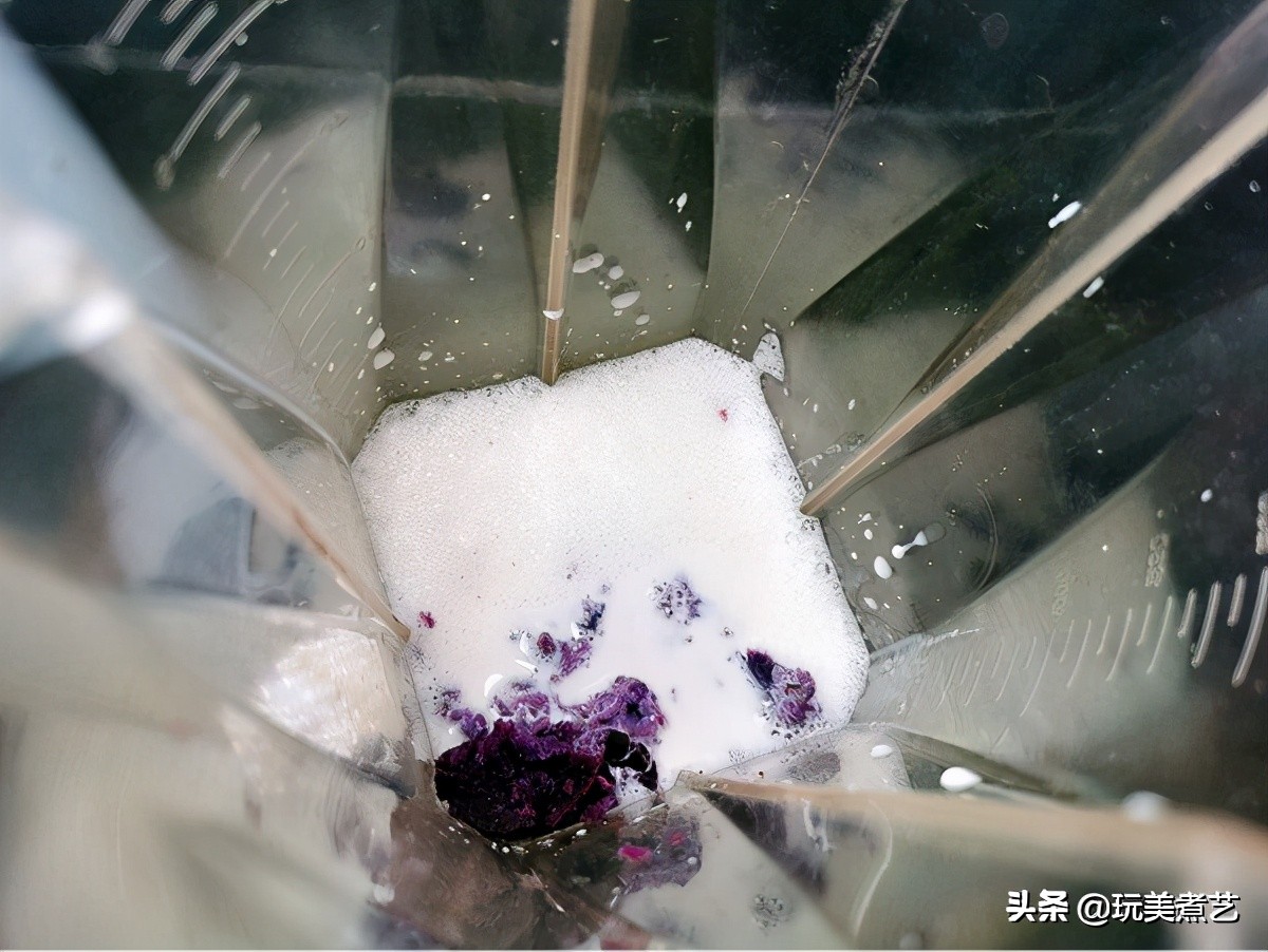 春风轻拂，落下一地金黄，拾掇后的甜品，松花粉双紫布丁