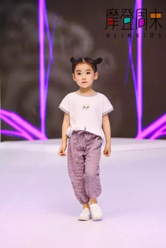 3岁萌宝走秀视频,让孩子在家练习走秀