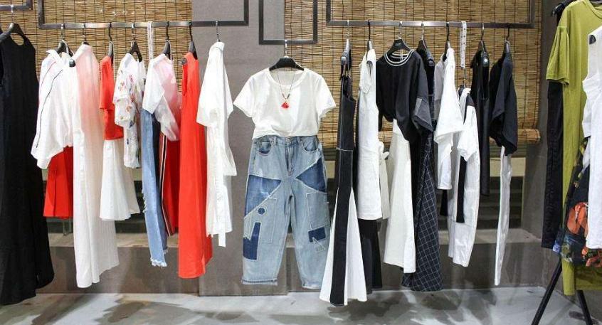 批发市场整理衣服,广州服装批发市场大火