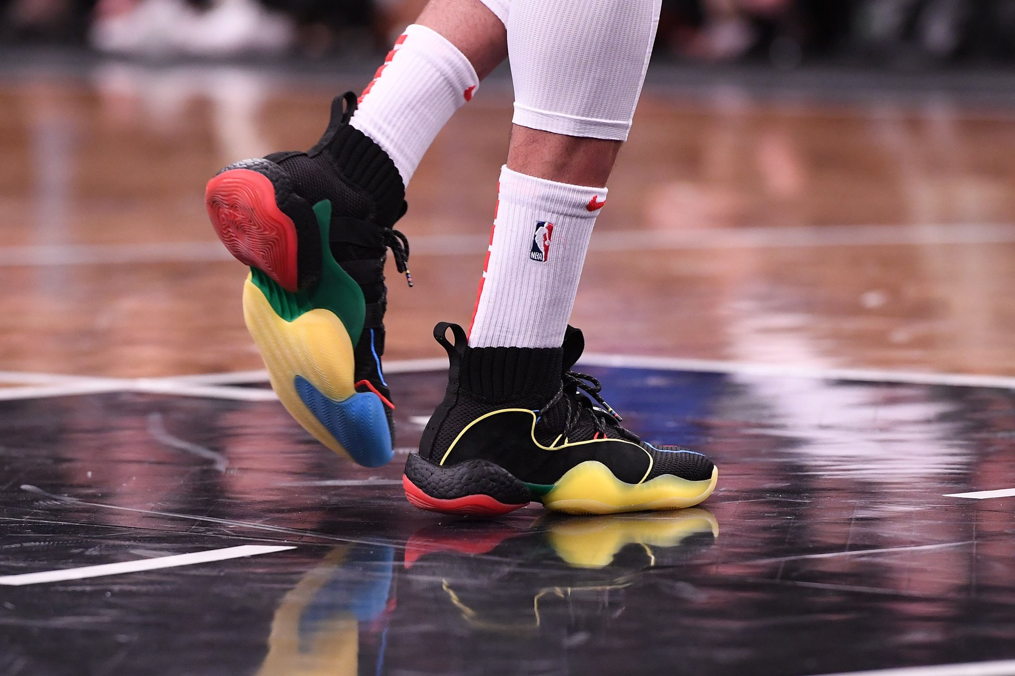 NBA今日球鞋精选：上脚两双联名款！火箭赢了，“鞋王”嗨了