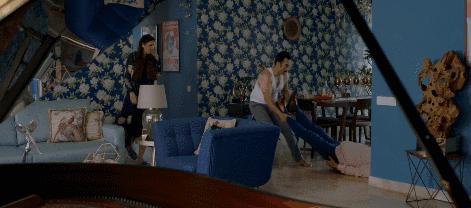 装瞎误闯凶案现场，憋尿看完怒打五星