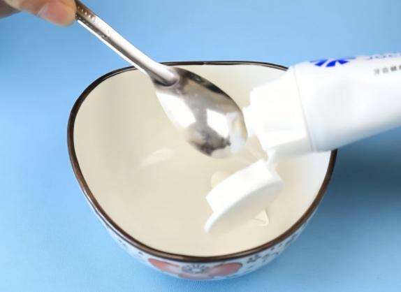 风油精滴在牙膏上起什么作用,风油精倒进牙膏上有啥作用