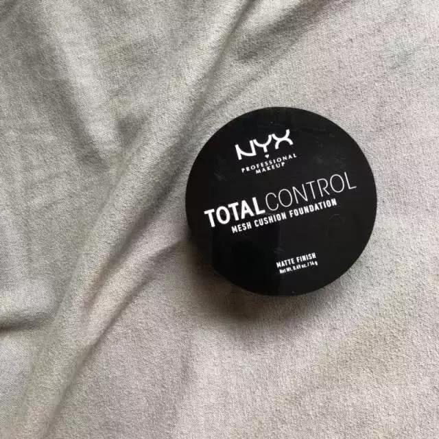 雅诗兰黛持久无暇气垫粉霜,雅诗兰黛粉底适合干皮的怎么选