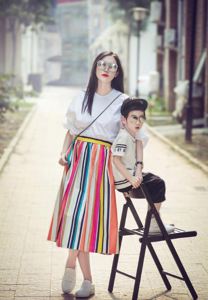 杨烁带孩子惹众怒完整版,杨烁对待儿子态度大转变