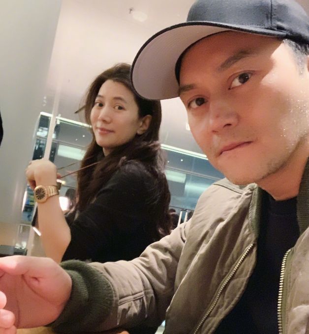 背1万包包去买菜,背十万的包去买菜