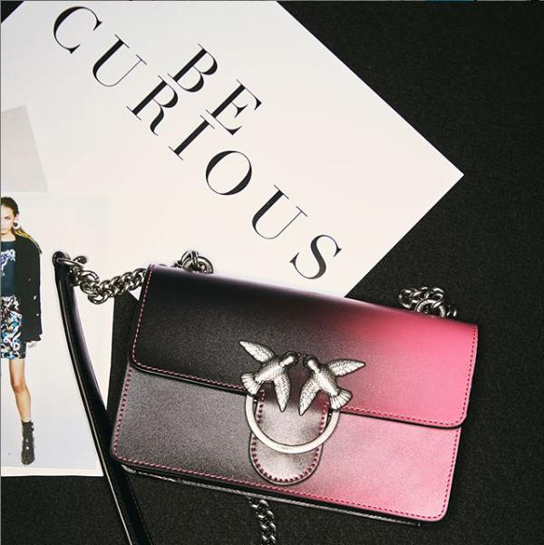 pinko燕子包怎么500块都能买到了,pinko黑色翅膀燕子包2018年款