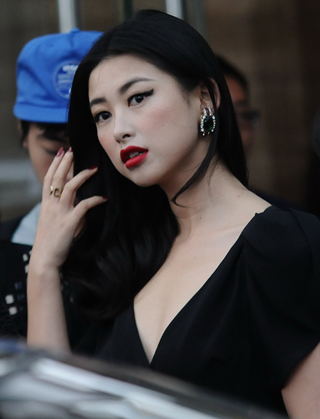 她14岁走红,她14岁因美貌红遍全球