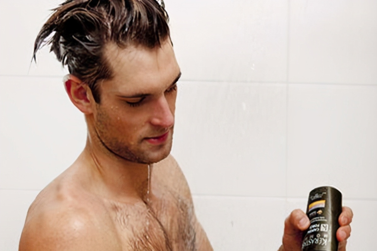 男生两边额角头发少适合什么发型,男生发量少发际线高适合什么发型