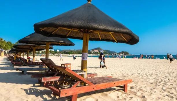 高温下的阳光沙滩海浪,为什么现在不出国也能买免税产品