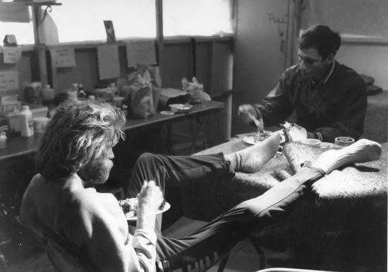 戒掉毒瘾并跑完马拉松,国际通缉犯2023