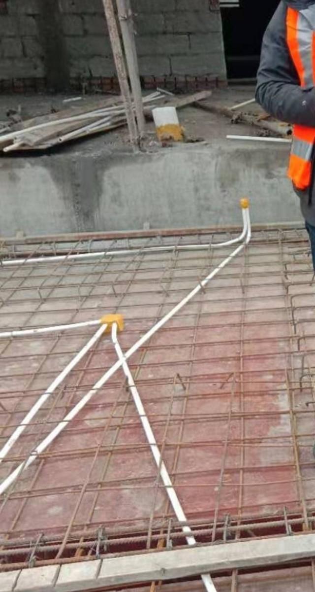 水电师傅装盒子,水电施工墙壁装线