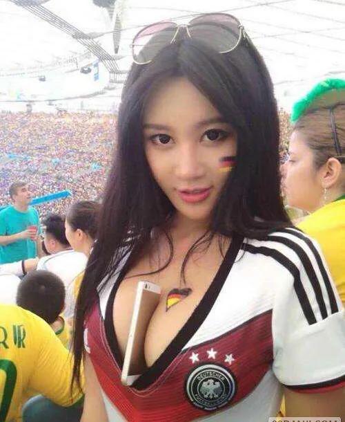 中国最火的足球宝贝樊玲,世界杯樊玲一夜爆红