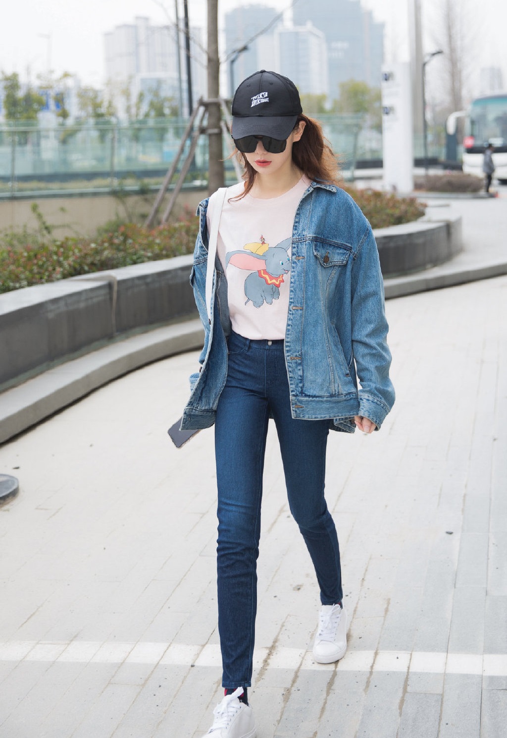 杨幂同款早秋露肩长袖t恤女装,杨幂同款巴黎世家短袖