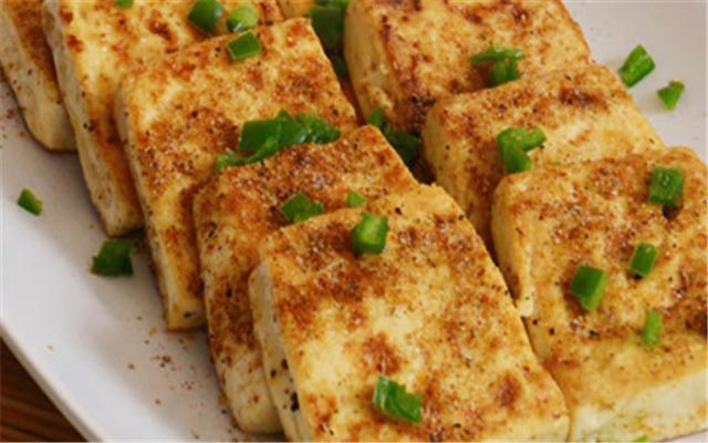 煎豆腐时下油锅多1步豆腐不粘锅,豆腐的做法简单又好吃煎豆腐