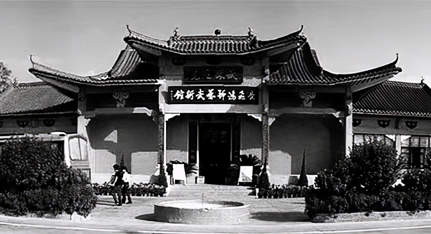 历史上黄飞鸿和十三姨是什么关系,黄飞鸿一生娶了多少女人