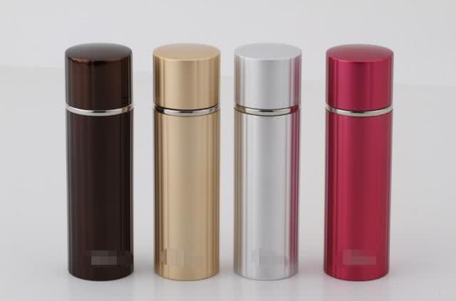 央视曝光19种保温杯温水变毒水,孩子用了有毒保温杯新闻