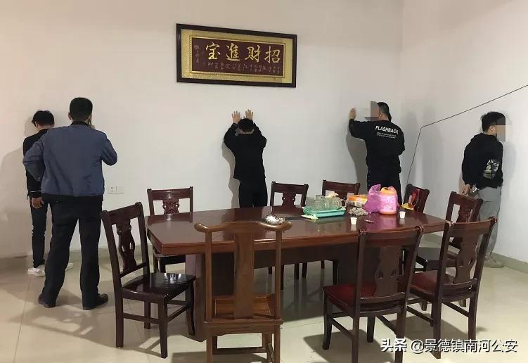 12名90后男女被堵在屋内落网,广西山脚下一对男女当场被抓获