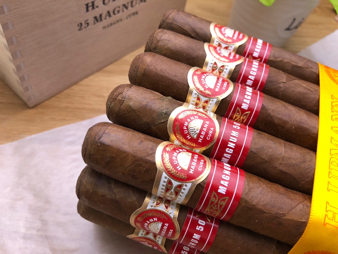 尾牙将至,同事聚餐互相装X,你拿出雪茄静*坐静**着看他们,那场景