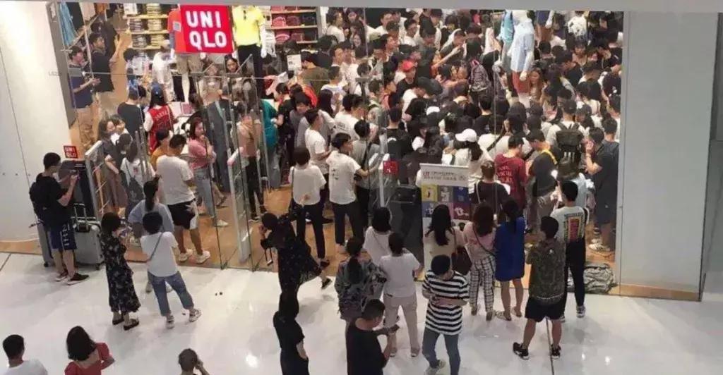 百米冲刺抢优衣库,疯抢优衣库t恤