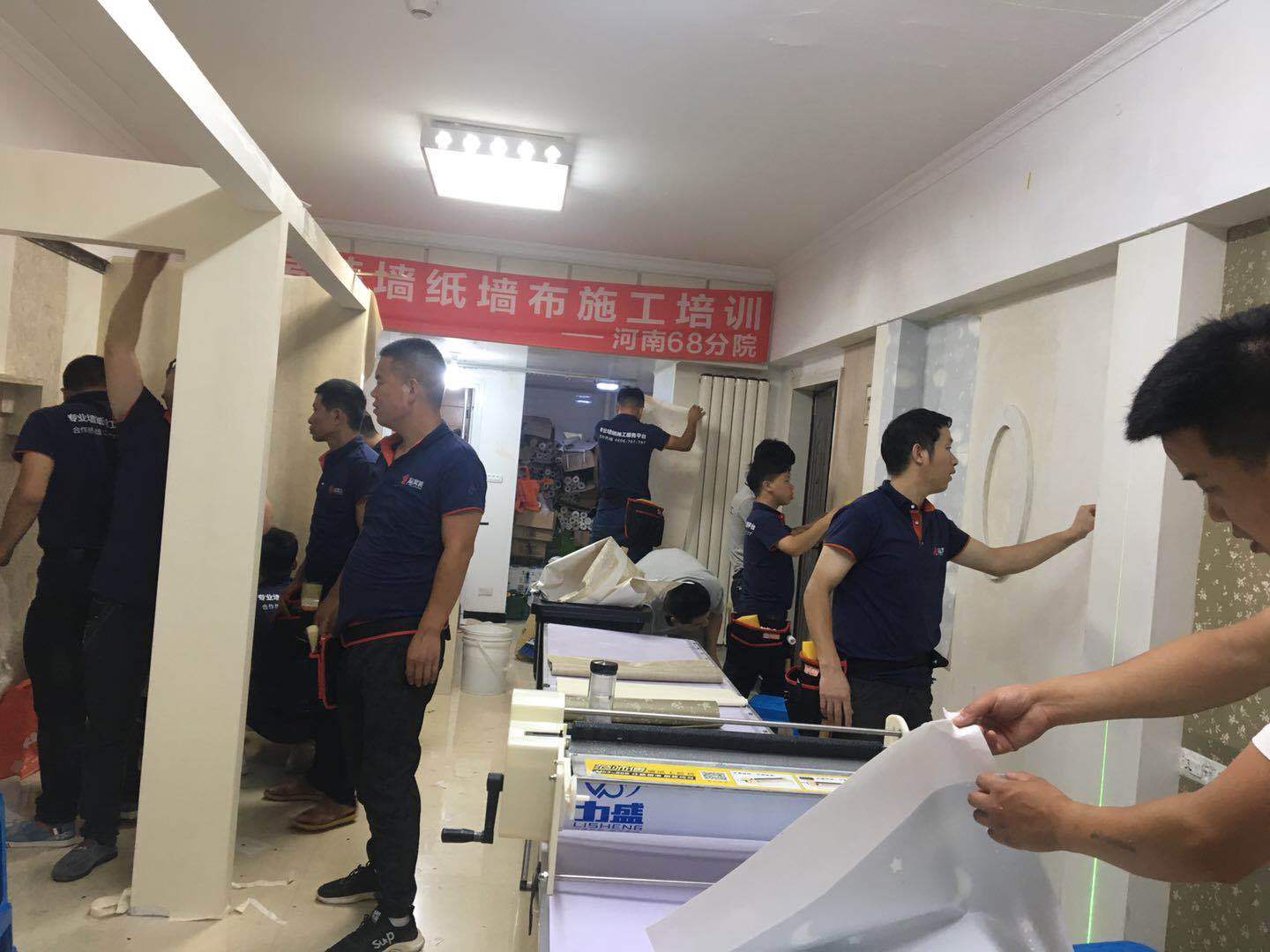 贴墙布如何贴在墙上,墙布粘贴方法墙贴